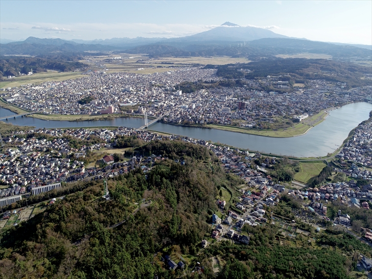 鳥海山や日本海の絶景を楽しむこともできる新山公園(新山安山岩)