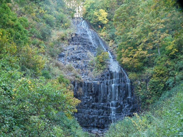 落差50mの迫力満点の檜山滝(秋田県)