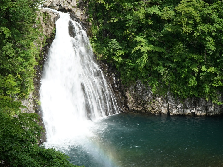 落差約57mの大迫力な法体の滝 人気スポット(秋田県)